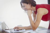 Mulher morena trabalhando no laptop — Fotografia de Stock