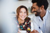 Portrait sourire, heureux couple multi-ethnique boire du café — Photo de stock