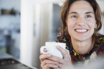 Портрет усміхнений брюнетка жінка п'є каву — стокове фото