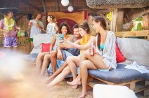 Junge Freunde hängen, trinken und machen Selfie am Sommerpool — Stockfoto