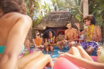 Junge Freunde hängen in sonnigem Sommer-Schwimmbad ab — Stockfoto
