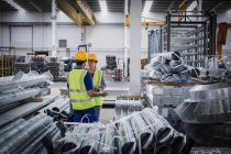 Рабочие разговаривают на сталелитейном заводе — стоковое фото