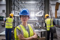 Портрет впевненої жінки-консультантки на металургійному заводі — стокове фото