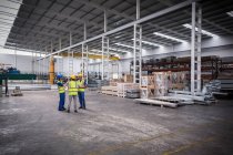 Supervisor and workers talking in warehouse — Stock Photo