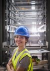 Porträt lächelnde, selbstbewusste Arbeiterin in Stahlfabrik — Stockfoto