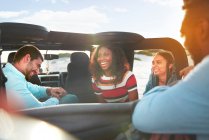 Lachende junge Freunde genießen Roadtrip im Jeep — Stockfoto