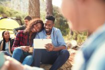 Lächelndes junges Paar nutzt digitales Tablet auf Campingplatz — Stockfoto