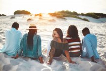 Молоді друзі висять на пляжі — стокове фото