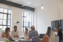Architetti che parlano in sala riunioni — Foto stock