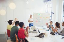 Colegas de apoio batendo palmas para arquiteto feminino reunião líder no quadro branco — Fotografia de Stock