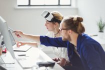 Комп'ютерні програмісти, що програмують окуляри віртуальної реальності в офісі — стокове фото