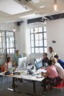 Riunione dei progettisti, lavoro presso computer e laptop in ufficio open space — Foto stock