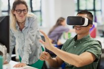 Компьютерные программисты тестируют очки симулятора виртуальной реальности в офисе — стоковое фото