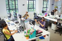 Progettisti e programmatori che lavorano in un ufficio open space — Foto stock