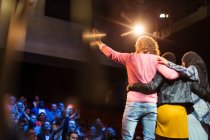 Redner auf der Bühne winken dem Publikum zu — Stockfoto