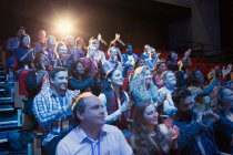 Ansicht des Konferenz-Publikums klatscht — Stockfoto