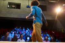Männlicher Sprecher auf der Bühne im Gespräch mit dem Publikum — Stockfoto