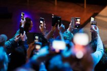Audiência com smartphones videoing conferência — Fotografia de Stock