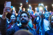 Аудиторія за допомогою ліхтарів смартфона — стокове фото