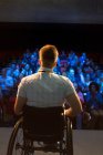 Rollstuhlfahrerin spricht auf der Bühne mit Publikum — Stockfoto