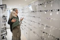 Seniorenpaar kauft Brille im Optometriegeschäft — Stockfoto