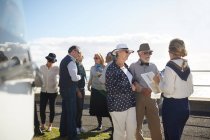 Guia turístico conversando com turistas seniores ativos — Fotografia de Stock