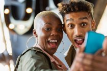Jeune couple ludique prenant selfie avec téléphone caméra — Photo de stock