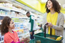 Mother and daughter shopping in supermarket — Stock Photo