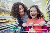 Портрет счастливые мать и дочь покупки в супермаркете — стоковое фото