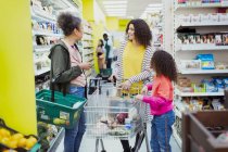Mulheres de várias gerações que fazem compras no supermercado — Fotografia de Stock
