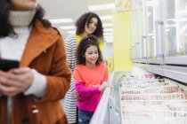 Mãe e filha comprando alimentos congelados no supermercado — Fotografia de Stock