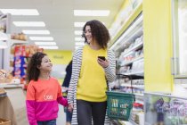 Mutter und Tochter beim Einkaufen im Supermarkt — Stockfoto