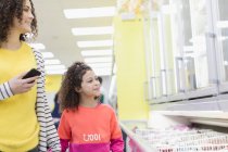 Мати і дочка купують заморожену їжу в супермаркеті — стокове фото