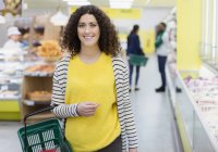Улыбающаяся, уверенная в себе женщина в супермаркете — стоковое фото
