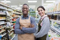 Tienda de comestibles con confianza en retratos trabajando en el supermercado - foto de stock