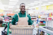 Porträt lächelnder, selbstbewusster männlicher Lebensmittelhändler im Supermarkt — Stockfoto