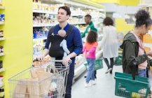 Personnes faisant du shopping dans un supermarché — Photo de stock