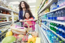 Мати і дочка купують в супермаркеті — стокове фото