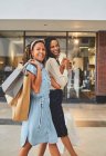 Portrait femmes heureuses amis faisant du shopping dans le centre commercial — Photo de stock