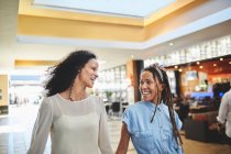 Щасливі жінки друзі купують в торговому центрі — стокове фото