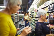 Women grocery shopping in supermarket — Stock Photo