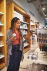 Mujer comprando contenedores de bebidas aisladas en la tienda de artículos para el hogar - foto de stock