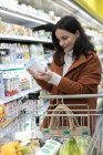 Frau beim Einkaufen im Supermarkt — Stockfoto