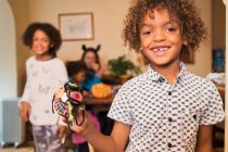 Portrait garçon excité tenant décoré cupcake d'Halloween — Photo de stock