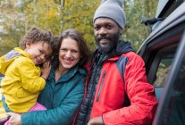 Porträt glückliche multiethnische Familie steht vor Auto — Stockfoto