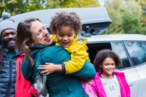 Felice madre e figlia abbracciare al di fuori auto — Foto stock