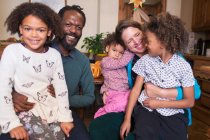 Retrato família multiétnica feliz em casa — Fotografia de Stock