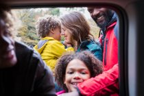 Портрет счастливой семьи за окном автомобиля — стоковое фото