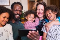 Família multiétnica feliz tirar selfie com telefone da câmera — Fotografia de Stock