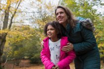 Цікава мати і дочка в осінньому лісі — стокове фото